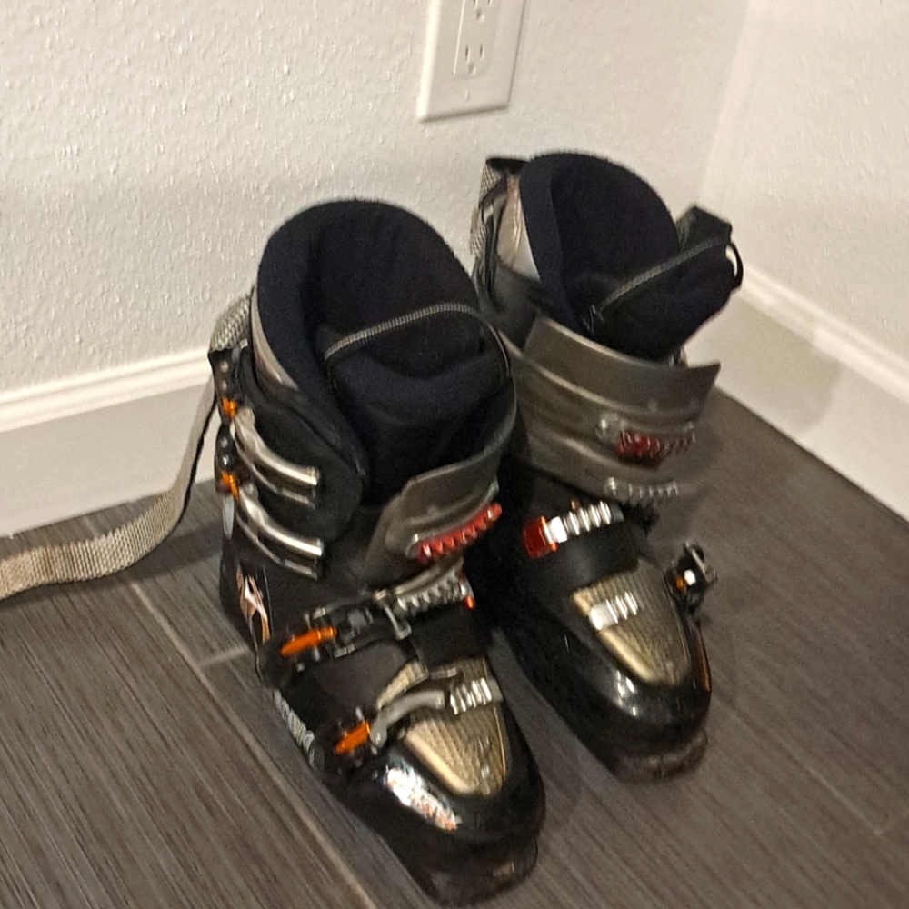 Unisex ski boots men's 9.5 women's 10.5